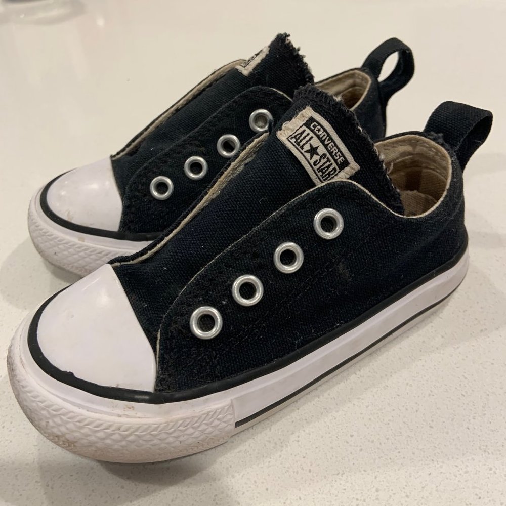 Black laceless toddler Converse sneakers - size 6